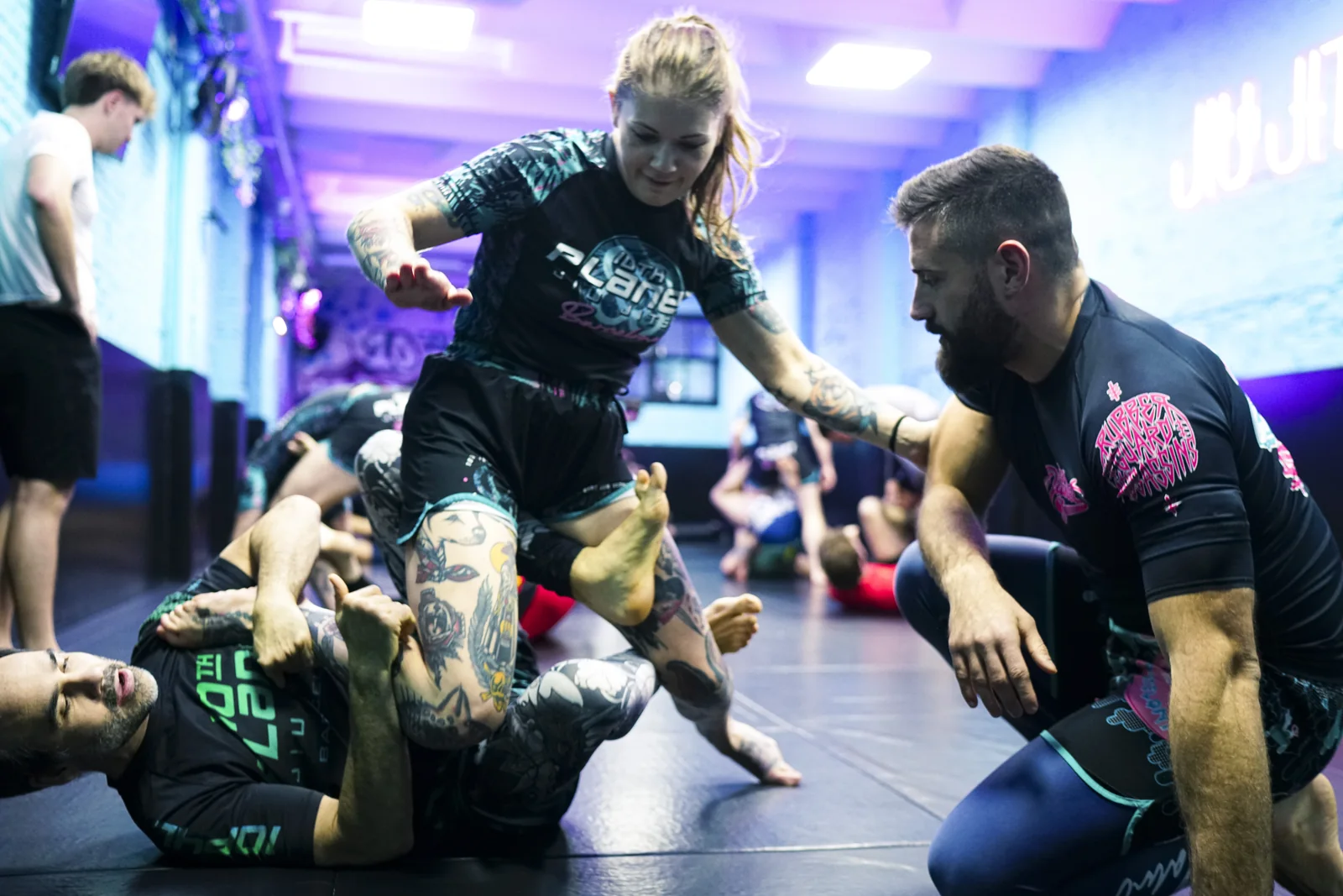 Alumnos practicando técnica de Jiu-Jitsu