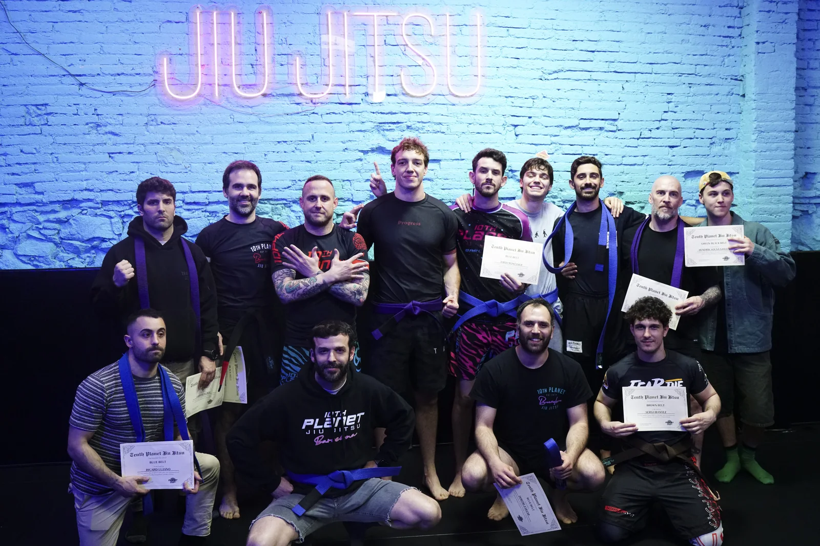 Alumnos de 10th Planet Barcelona sonriendo después de entrenar