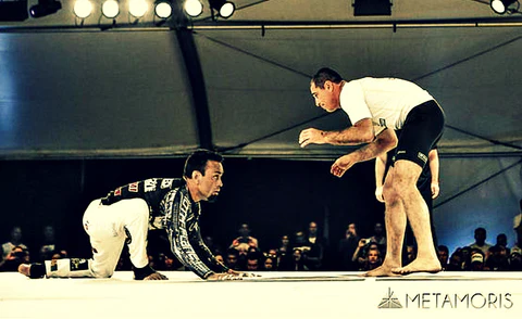 Eddie Bravo y Royler Gracie frente a frente antes de un intercambio de grappling