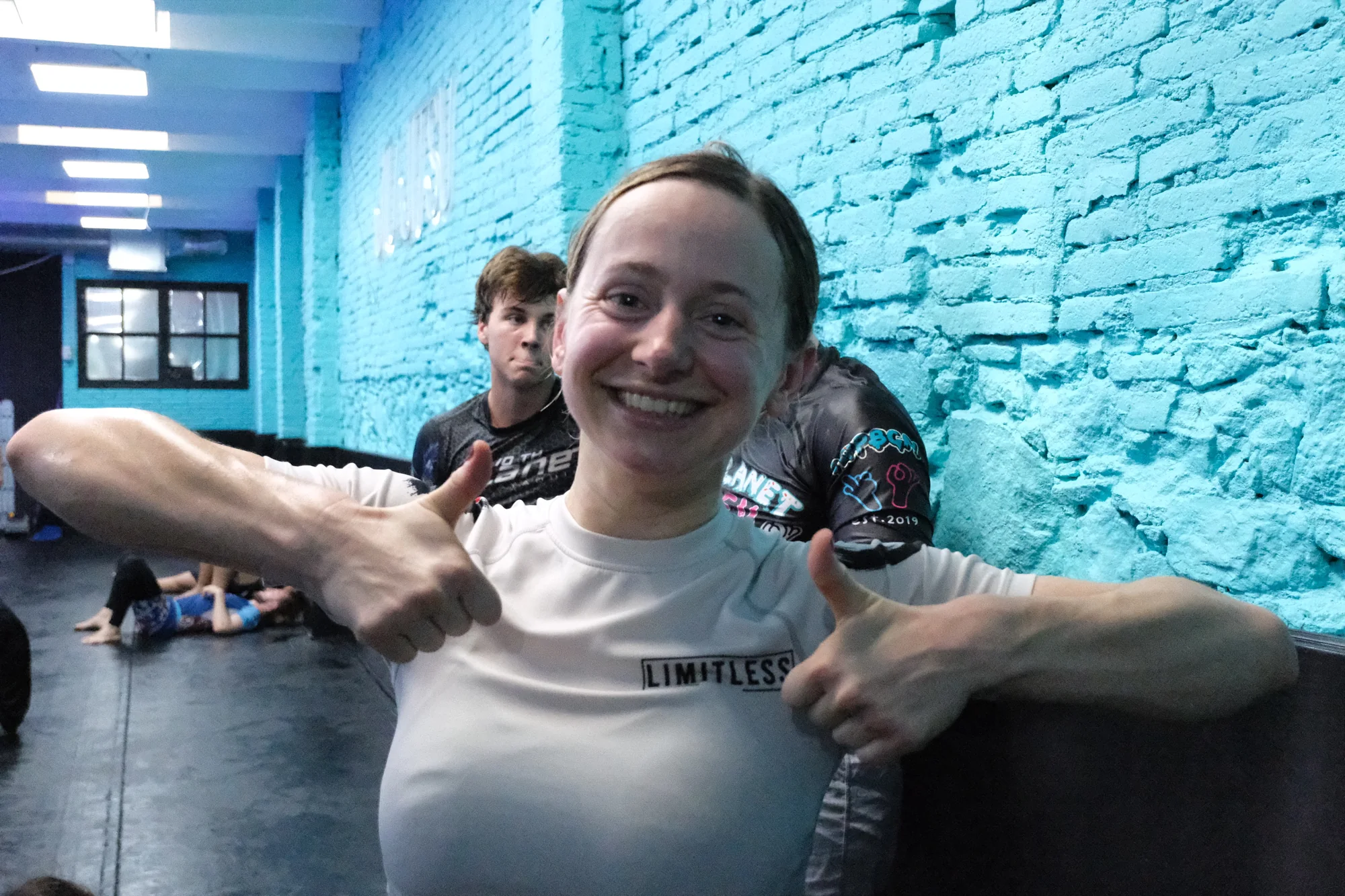 Alumno sonriendo durante una clase en 10th Planet Barcelona